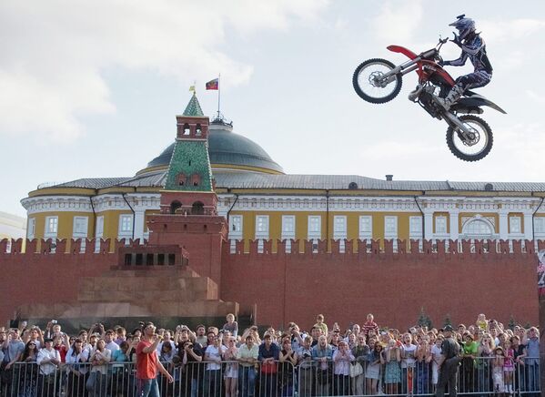 В 2011 году с Красной площади стартовал ралли-рейд «Шелковый путь». На Красной площади для зрителей было устроено шоу по фристайл-мотокроссу.