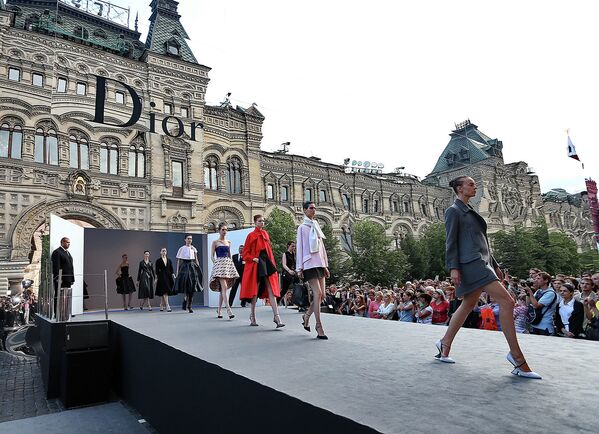 Также в июле 2013 года на Красной площади прошел показ осенне-зимней коллекции французского модного Дома Dior, у стен Кремля возвели зеркальный куб.