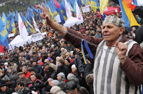 Митинги сторонников евроинтеграции на Украине, названные евромайдан, начались 21 ноября, когда власти страны решили приостановить подготовку к подписанию соглашения об ассоциации с ЕС, которое планировалось на саммите Восточного партнерства в Вильнюсе.