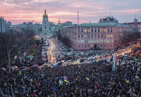 После разгона евромайдан переместился на Михайловскую площадь украинской столицы. Тысячи митингующих остались ночевать на площади.