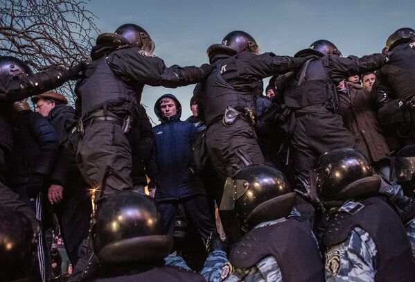 В ночь на 30 ноября представители спецподразделения МВД Беркут разогнали протестующих в центре Киева. Задержали 35 человек, на них составили административные протоколы, сейчас все они отпущены. По данным медиков, пострадали 35 человек, семь из них до сих пор в больнице. Украинская милиция завела 12 уголовных дел. Суд Киева официально запретил проведение массовых акций в центре города с 1 декабря по 7 января.