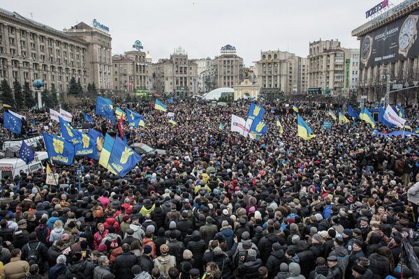 В воскресенье 1 декабря в Киеве состоялся митинг, в котором приняли участие до полумиллиона человек. Он вылился в захват здания киевской горадминистрации и Дома профсоюзов на площади Независимости.