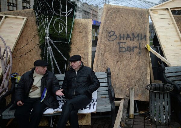 По состоянию на 12.00 (мск) 2 декабря, общественный порядок в Киеве охраняют около тысячи сотрудников внутренних войск. Также МВД Украины сообщило о решении привлечь дополнительные силы.