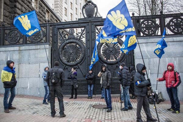 В понедельник, 2 декабря, машины оппозиции перекрыли все подъезды к улице Грушевского, где расположено здание парламента и кабинет министров. Главный вход в здание правительства, у которого собралось около тысячи молодых людей, в основном представители партии Свобода, усиленно охраняется украинской милицией. Чтобы не допустить попыток прорыва в здание, вход блокирован несколькими автобусами.