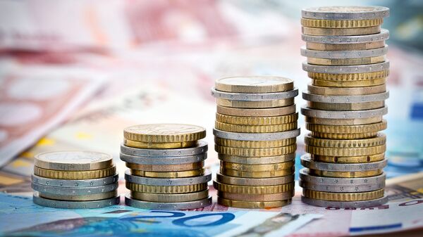 Официальный курс евро вырос на 77 коп, доллара - почти на 40