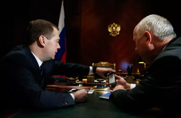С.Чемезов продемонстрировал премьер-министру РФ российское изобретение — смартфон с жидкокристаллическим экраном