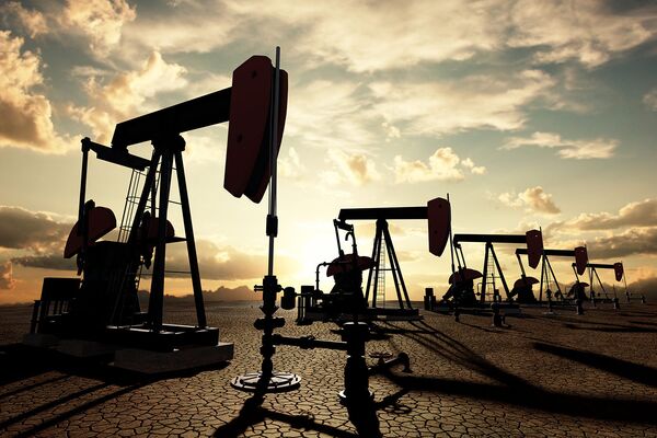 Страны-экспортеры нефти. В 2014 году ускоренный рост свободных производственных мощностей, снижающиеся цены на нефть и усиленная конкуренция будут оказывать значительное влияние на экспортеров нефти. Производство нефти в западном полушарии продолжит превышать ожидания благодаря благоприятному регулированию отрасли и усовершенствованным технологиям добычи. Экспорт иракской и ливийской нефти увеличится в 2014 году до 500 тыс. баррелей в сутки. Даже при устойчивом росте мировой экономики, растущее предложение будет ключевым драйвером роста на рынке энергоносителей в наступившем году.  Если переговоры по ядерной программе Ирана не завершатся успехом в середине года, цена на нефть перестанет падать. Если же соглашение по Ирану будет достигнуто, что более вероятно, то постепенное восстановление экспорта Иранской нефти приведет к распродажам на и без того «медвежьем» рынке нефти.  Дальнейшее снижение цен на нефть угрожает тем странам, которые делали ставку на продажу энергоносителей и не испытывали острой необходимости в диверсификации экономики. Венесуэла и Россия, скорее всего, будут испытывать наибольшие трудности, учитывая слабые стороны их государственного управления и тающую популярность руководства этих стран.