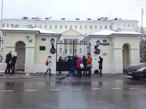 Возле офиса Инвестбанка в Москве журналистов дежурит больше, чем вкладчиков