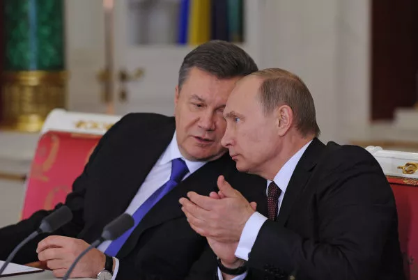 Президент России Владимир Путин (справа) и президент Украины Виктор Янукович