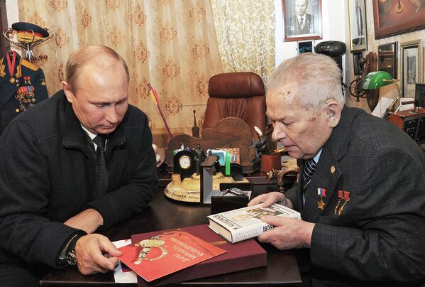 На фото: Президент России Владимир Путин (слева) и Михаил Калашников во время встречи в Ижевске.