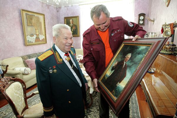 На фото: Заместитель председателя правительства РФ Дмитрий Рогозин (справа) во время встречи с Михаилом Калашниковым в его квартире в Ижевске.