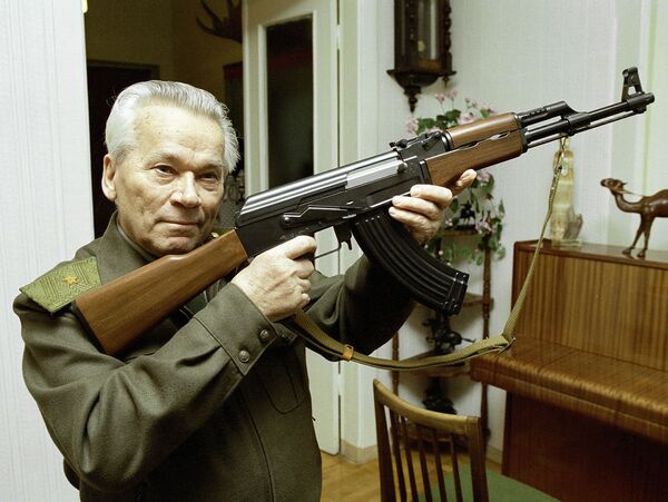 Всемирно известный изобретатель стрелкового оружия Михаил Калашников с автоматом АК-47.