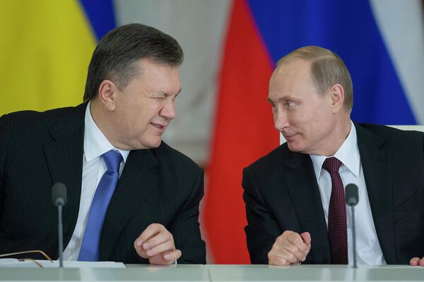 Президент России Владимир Путин (справа) и президент Украины Виктор Янукович во время церемонии подписания совместных документов по итогам шестого заседания Российско-Украинской межгосударственной комиссии в Кремле.