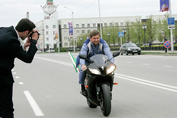 Глава Чеченской Республики Рамзан Кадыров едет на мотоцикле во время празднования Дня мира в Грозном. В 2009 году в Чечне был отменен режим контртеррористической операции.