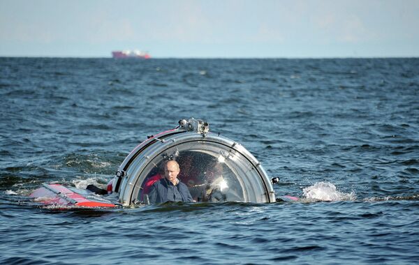 15 июля 2013 года. Президент России Владимир Путин после погружения на подводном аппарате Си-эксплорер-5 в Финский залив к месту обнаружения затонувшего в 1869 году парусного винтового фрегата Олег.
