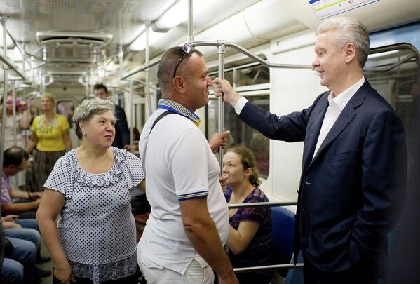 Временно исполняющий обязанности мэра Москвы Сергей Собянин (справа) на запланированную встречу с жителями Южного административного округа (ЮАО) приехал на метро.