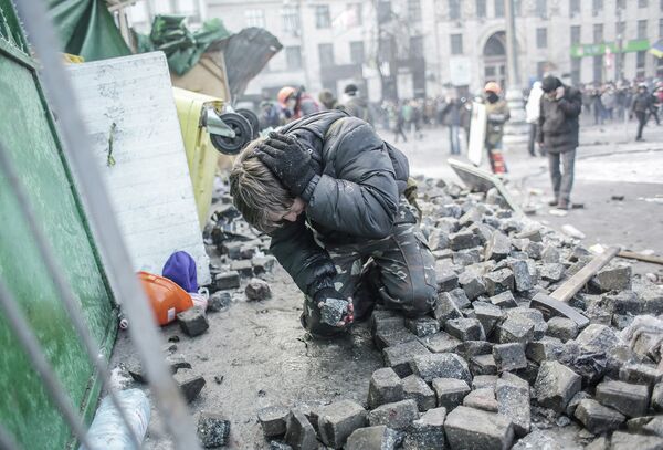 Митингующие забросали милицию петардами и дымовыми шашками. В ответ милиция применила гранаты со слезоточивым газом. Около 50 правоохранителей с черепно-мозговыми травмами, переломами и ушибами доставлены в больницу после беспорядков в Киеве.