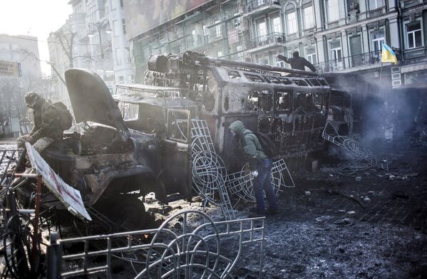 В понедельник в Киеве продолжаются столкновения сторонников евроинтеграции и правоохранительных органов,вспыхнувшие накануне после восьмого по счету народного вече против политики действующей украинской власти.
