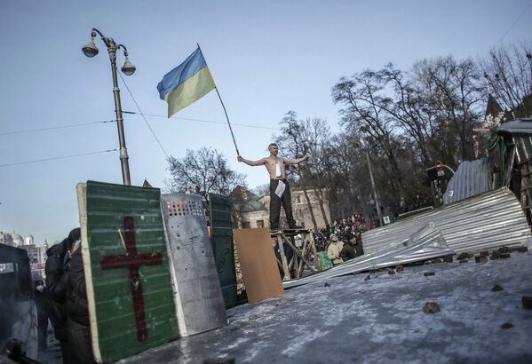 Президент Украины Виктор Янукович поручил секретарю Совета национальной безопасности и обороны Андрею Клюеву создать рабочую группу для урегулирования политического кризиса.