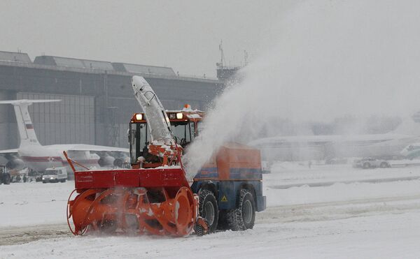 Работа служб аэропорта Домодедово в сложных метеорологических условиях