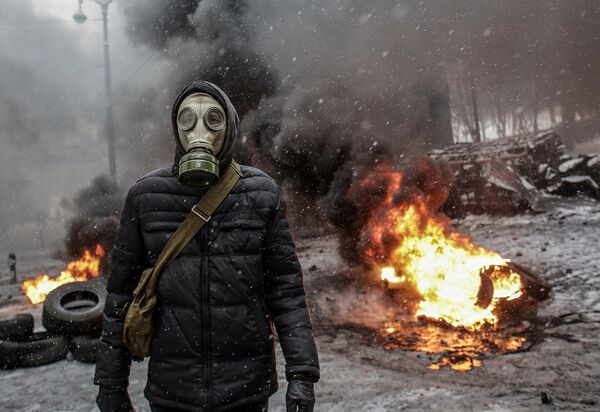 По состоянию на четверг, напряженность в охваченной беспорядками столице Украины продолжает нарастать. День соборности (единства) Украины застал Киев разделенным между демонстрантами и милицией. От ранений погибли два человека, находившиеся в зоне столкновений радикалов с милицией, счет пострадавших идет на сотни.