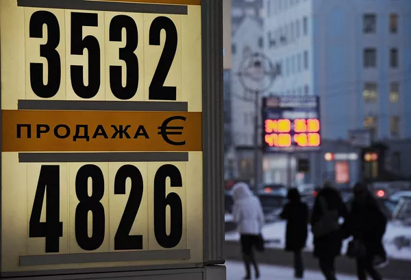 Рубль на бирже продолжил слабеть, доллар снова дороже 35 руб