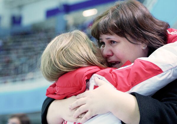 Мама Елены Ильиных Лилия радуется удачному выступлению дочери в произвольной программе танцев на льду командных соревнований по фигурному катанию на XXII зимних Олимпийских играх в Сочи.