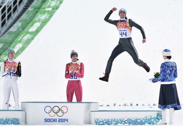 Призеры индивидуальных соревнований по прыжкам со среднего трамплина (К-95) среди мужчин на XXII зимних Олимпийских играх в Сочи во время цветочной церемонии (слева направо): Петер Превц (Словения) - серебряная медаль, Камил Стох (Польша) - золотая медаль, Андерс Бардал (Норвегия) - бронзовая медаль.