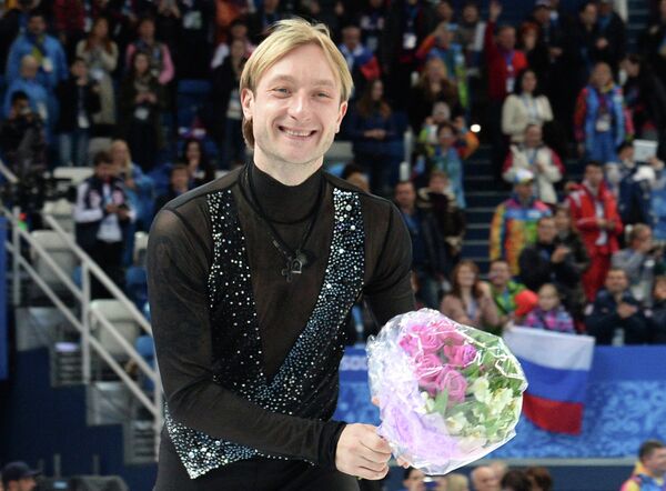 Евгений Плющенко (Россия), завоевавший золотую медаль в командных соревнованиях по фигурному катанию на XXII зимних Олимпийских играх в Сочи, во время цветочной церемонии.