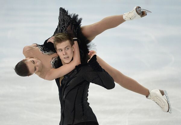 Елена Ильиных и Никита Кацалапов (Россия) выступают в произвольной программе танцев на льду командных соревнований по фигурному катанию на XXII зимних Олимпийских играх в Сочи.