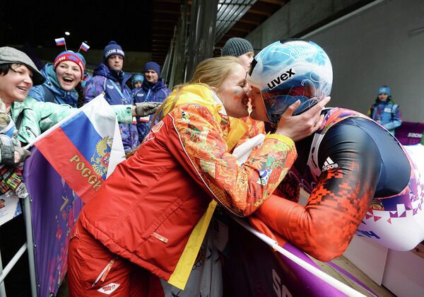 Семен Павличенко общается с болельщиками на индивидуальных соревнованиях по санному спорту среди мужчин на XXII зимних Олимпийских играх в Сочи.