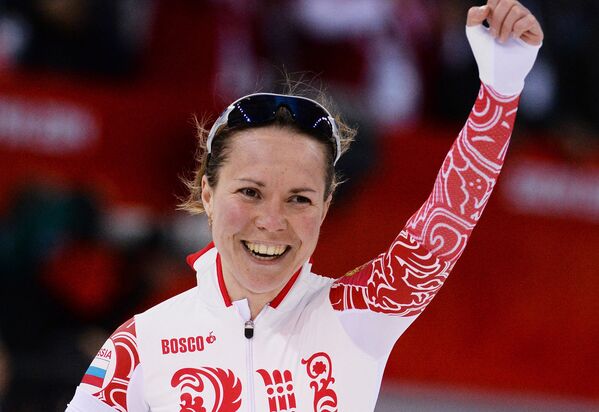 Ольга Граф (Россия) после финиша в забеге на 3000 метров в соревнованиях по конькобежному спорту среди женщин на XXII зимних Олимпийских играх в Сочи.