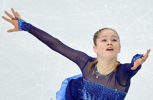 Юлия Липницкая (Россия) выступает в короткой программе женского одиночного катания командных соревнований по фигурному катанию на XXII зимних Олимпийских играх в Сочи.
