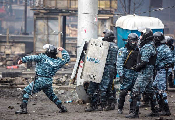 Сотрудники правоохранительных органов во время столкновений с митингующими на площади Независимости в Киеве.