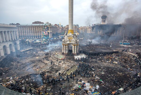 Сотрудники правоохранительных органов и сторонники оппозиции на площади Независимости в Киеве.