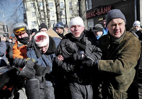 Сотрудники милиции, пострадавшие во время столкновений со сторонниками оппозиции в центре Киева.