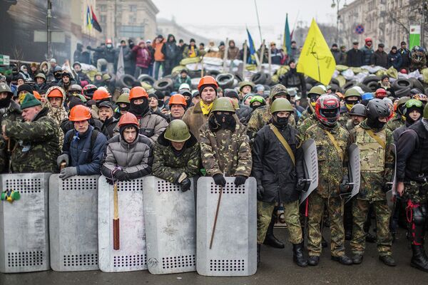 Отряды Самообороны Майдана у баррикад на улице Крещатик во время попытки сторонников президента Януковича убрать баррикады.
