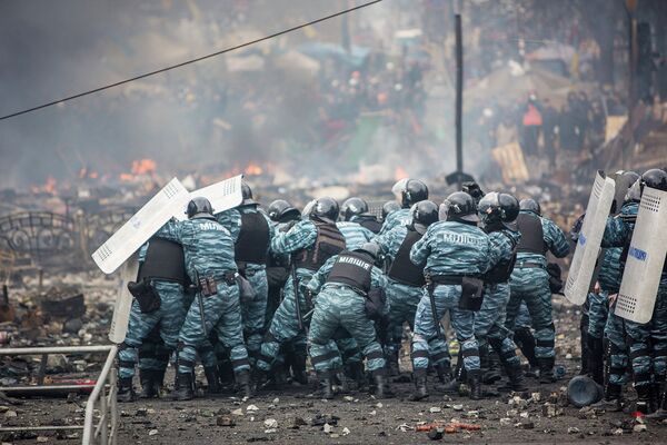 Сотрудники правоохранительных органов на площади Независимости в Киеве, где происходят столкновения митингующих и сотрудников милиции.