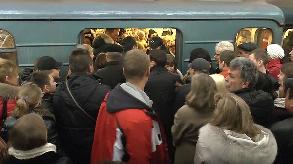 Штурм вагонов в часы пик – ситуация на фиолетовой  линии метро Москвы