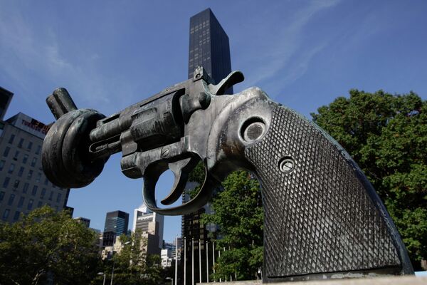 Бронзовый револьвер с завязанным в узел дулом у здания ООН