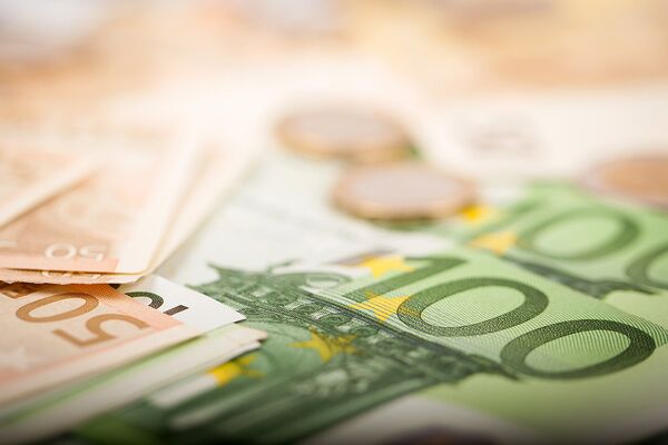 Официальный курс евро упал ниже 50 руб