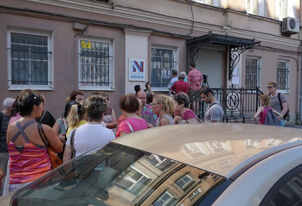 Посетители у офиса турфирмы Нева в Санкт-Петербурге