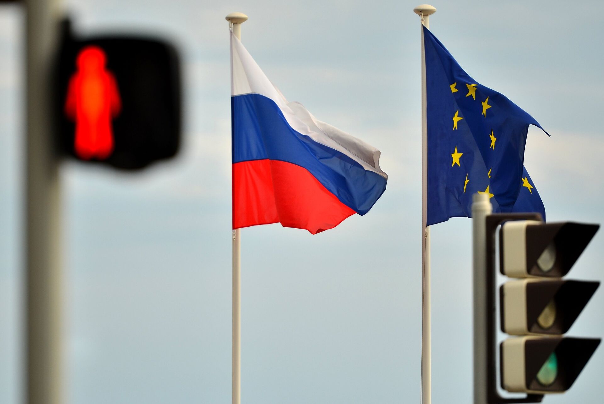 #Флаги России, ЕС и светофор - ПРАЙМ, 1920, 07.03.2022