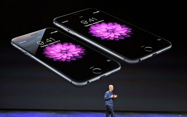 *Глава Apple Тим Кук представил iPhone 6 и 6 Plus