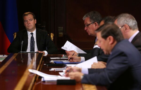 Председатель правительства РФ Дмитрий Медведев проводит совещание с вице-премьерами РФ в резиденции Горки