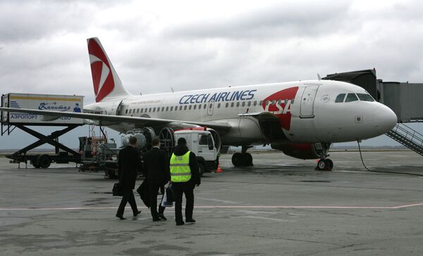 На стоянке у международного терминала аэропорта Толмачево - самолет Airbus-319 авиакомпании Чешские аэролинии ( CSA Czech Airlines)