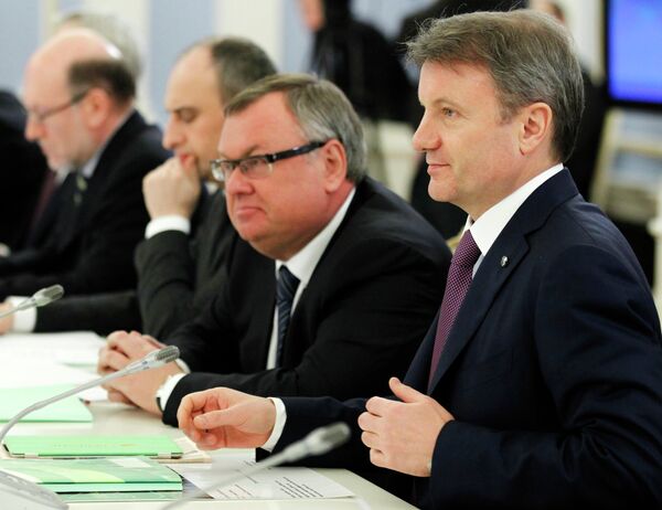 Глава Сбербанка Герман Греф (справа) и президент ОАО Банк ВТБ Андрей Костин