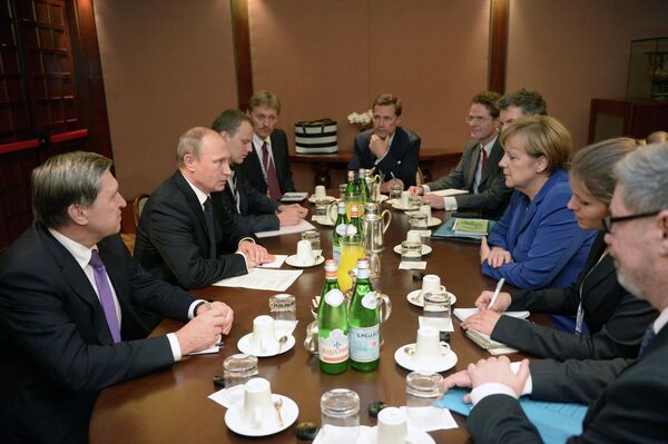 Президент России Владимир Путин (второй слева) и канцлер Германии Ангела Меркель (третья справа)