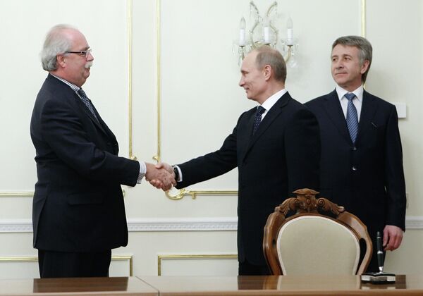 Владимир Путин жмет руку Кристофу де Маржери