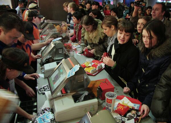 Благотворительная социальная акция Мак Хэппи День в ресторане Макдоналдс на Пушкинской площади